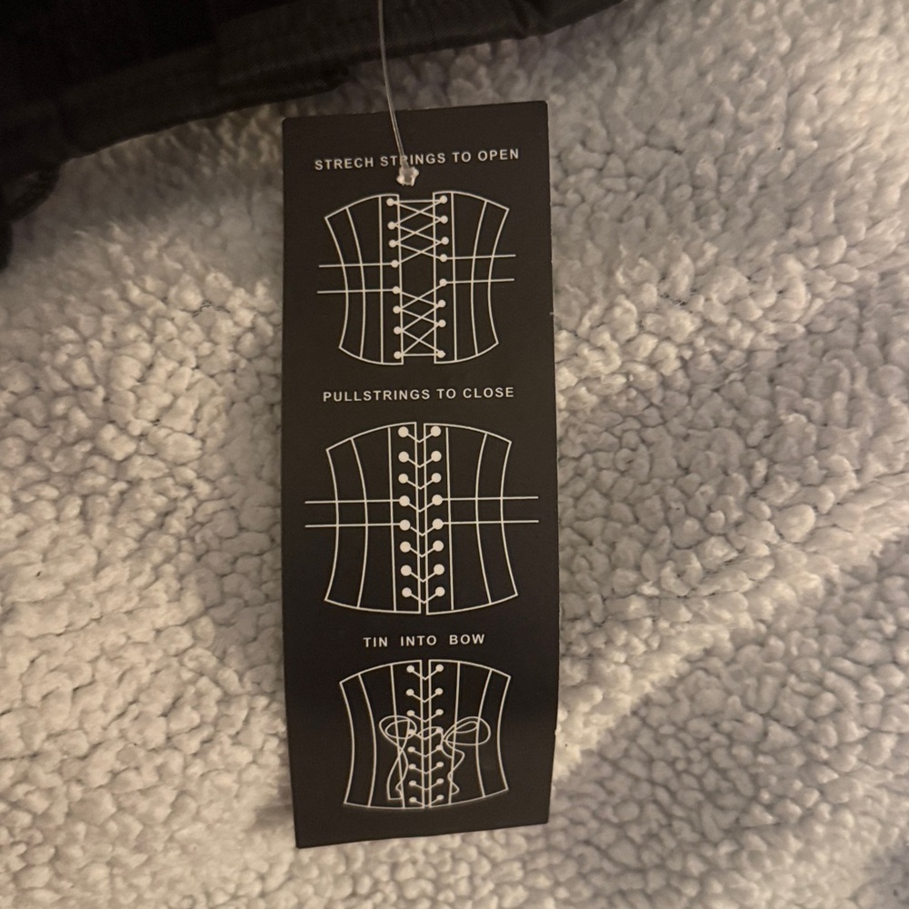 Black velvet steel boned corset - Picture 7 of 11